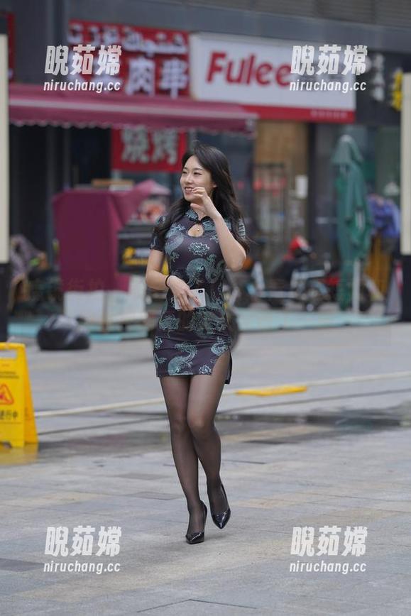 魔镜街拍-艾小青 魔镜街拍 - 美图来了!艾小青用超短裙和肉丝把网红的定义又改了一遍