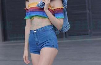魔镜街拍 – 芝芝在蓝色泳衣里玩水花，定制图集带你潜入未知水域