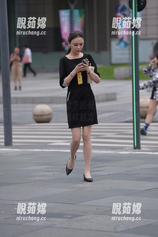 魔镜街拍-萌宝儿 魔镜街拍 - 哈哈镜下的萌宝儿与肉丝包臀裙,谁能抵挡这别样魅力?图包等你来下载!