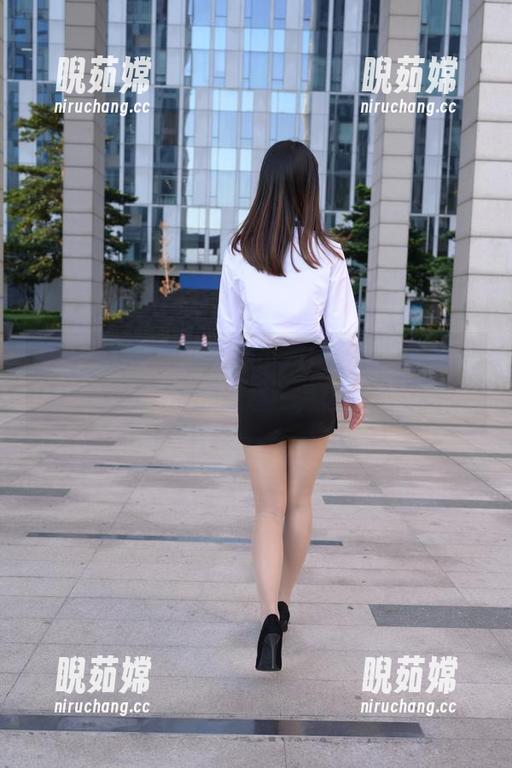 来看魔镜街拍的黑裙小姐姐合集，壁纸里隐藏着微妙的“诱惑”，你能发现吗？